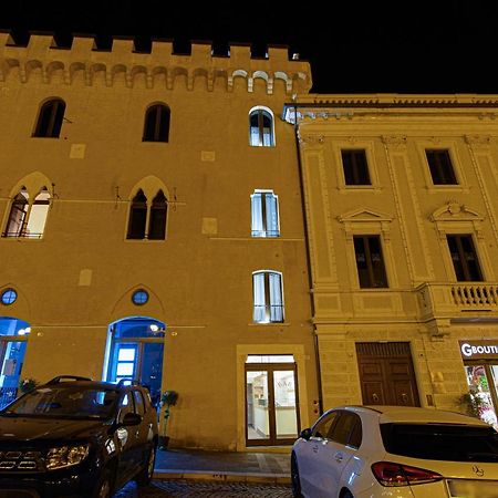 Piazza Del Mercato LʼAquila Extérieur photo